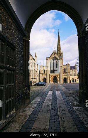 Norwich Cathedral angesehen durch einen Bogen Stockfoto