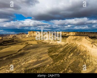 Luftaufnahme der Bardenas Reales natürlichen Region bei Sonnenuntergang in Spanien Stockfoto