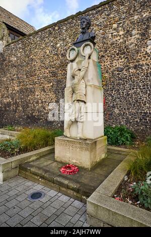 Statue zu Edith Cavell Krankenschwester, Patriot und Märtyrer außerhalb Norwich Cathedral Stockfoto