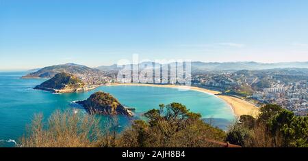 Panoramablick auf die Bucht von La Concha. Concha Strand Ondarreta Beach und Santa Clara Insel von Monte Igueldo. San Sebastian, Baskenland, Spanien. Stockfoto