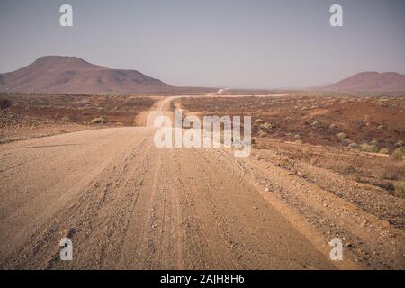 Einsame Schotterstraße C43 zwischen Palmwag und Sesfontein in Kunene Region, Namibia, Afrika Stockfoto