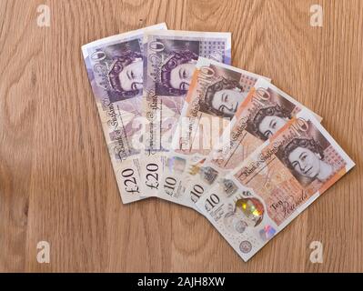 Britische zehn- und zwanzig-Pfund-Banknoten auf hölzernem Hintergrund Stockfoto