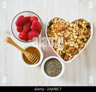 Gesunde Snack - Müsli auf Holz- Oberfläche Stockfoto