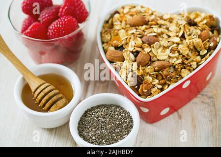 Gesunde Snack - Müsli auf Holz- Oberfläche Stockfoto