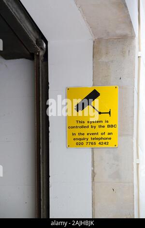 Cctv-kamera Warnschild Broadcasting House London Stockfoto