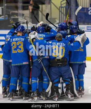 Ostrava, Tschechische Republik. 04 Jan, 2020. Hockey Spieler von Kasachstan feiern Sieg nach der 2020 IIHF World Junior Eishockey WM Relegationsspiel zwischen Deutschland und Kasachstan in Ostrava, Tschechische Republik, am 4. Januar 2020. Quelle: Wladimir Prycek/CTK Photo/Alamy leben Nachrichten Stockfoto