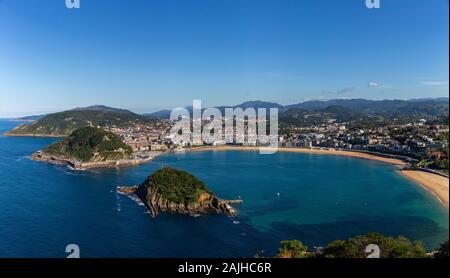 Luftaufnahme der Concha Bucht in der Küstenstadt San Sebastian, Spanien Stockfoto