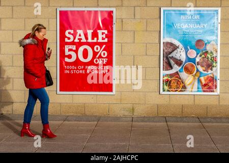 Vegetarismus, Veganer, Vegetarier, Veganer, Veganer, die Lebensmittel zu Diät halten; Seafront Retail Park in Southport, Großbritannien. Die Umsätze im Januar sind im Gange, da die Käufer nach Schnäppchen suchen. Veganes Poster wirbt für vegane Mahlzeiten im Dunelm Pausa Café. Stockfoto