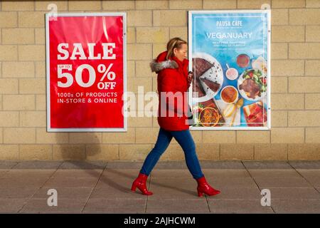 Vegetarismus, Veganer, Vegetarier, Veganer, Veganer, die Lebensmittel zu Diät halten; Seafront Retail Park in Southport, Großbritannien. Die Umsätze im Januar sind im Gange, da die Käufer nach Schnäppchen suchen. Veganes Poster wirbt für vegane Mahlzeiten im Dunelm Pausa Café. Stockfoto