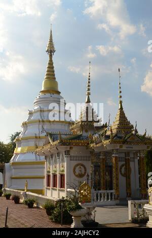 Phayao, Thailand - 21 Dezember, 2019: Wat Nantaram ist eine Tai Yai (Shan-Stil) Gemeinschaft Tempel im Zentrum Chiang Kham Bezirk, der Ziegel und Kalk ch Stockfoto