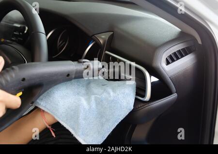 Reinigen Sie die Luft des Auto. Dampf Hitze Sterilisation in Luftleitung Reinigung, Desinfektion der Fahrzeuge. Stockfoto