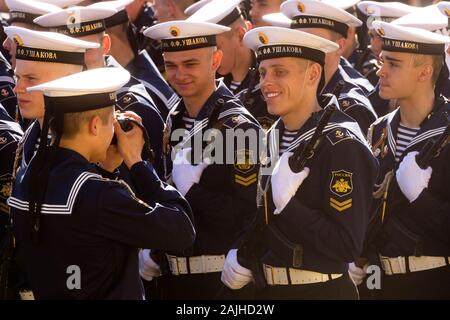 Moskau, Russland. 7. Mai, 2015 Kadetten der Baltic naval Institut eine Fotografie auf dem Roten Platz in Moskau vor der Generalprobe der Militärparade, gewidmet dem 70. Jahrestag des Sieges im Großen Vaterländischen Krieg Stockfoto