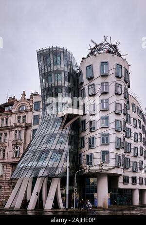 Prag, Tschechische Republik - 31. März 2018: Tanzendes Haus (Ginger und Fred) mit Touristen in Prag, Tschechische Republik Stockfoto