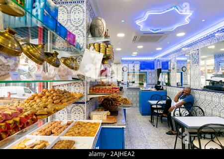 Mitarbeiter über sein Mobiltelefon, La Marsa-Pâtisserie Orientale Gebäck und Kaffee Zimmer, Marseille, Provence, Frankreich, Europa Stockfoto