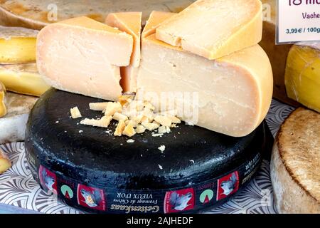 Käse mit kostenlosen Proben für Verkauf an den Arles Markt, Boulevard des Lices, Arles, Provence, Frankreich, Europa Stockfoto