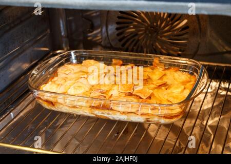 Tartiflette mit Reblochon Käse Kochen im Ofen Stockfoto