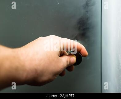 Hand Öffnen einer grastür. Nahaufnahme eines mans hand beim Öffnen einer Tür Stockfoto