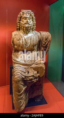 Foto während der Eröffnung der Ausstellung "Osiris, Ägyptens versunkene Geheimnisse". Ägypten, Alexandria, griechisch-römische Museum, Statue von Serapis, Stockfoto