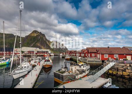 Segeln Boote bei Svolver ist das administrative Zentrum der Gemeinde Vagan in Nordland County, Norwegen. Es ist auf der Insel der Lofoten arc Stockfoto