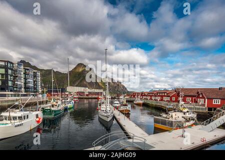 Segeln Boote bei Svolver ist das administrative Zentrum der Gemeinde Vagan in Nordland County, Norwegen. Es ist auf der Insel der Lofoten arc Stockfoto