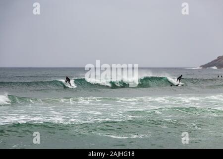 Arktis Surfer Surfen in der Norwegischen See. Unstad, Norwegischen Dorf auf der Lofoten. Norwegische Küste. Winter Wasser Sport. Uttakle Stockfoto