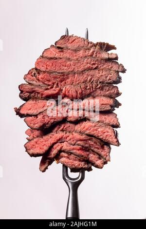 Scheiben eines Steaks in Holz Stockfoto