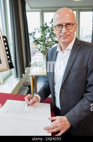 Hamburg, Deutschland. 04 Jan, 2020. Peter Tschenscher (SPD), erster Bürgermeister von Hamburg, Zeichen, in dem die Anteilnahme der Polizei für Schauspieler Jan Fedder in der davidwache. Die ehrenamtlichen Beauftragten für die Hamburger Polizei hatte am 30. Dezember enthalten. Quelle: Georg Wendt/dpa/Alamy leben Nachrichten Stockfoto