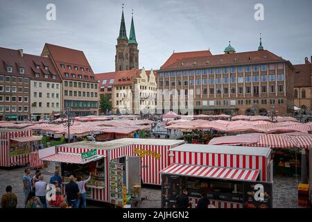 Blick über den Bauernmarkt Lebensmittel-Stall-Vordächer zur Kirche Spires auf dem alten Platz in der historischen Innenstadt von Nürnberg, Deutschland Stockfoto