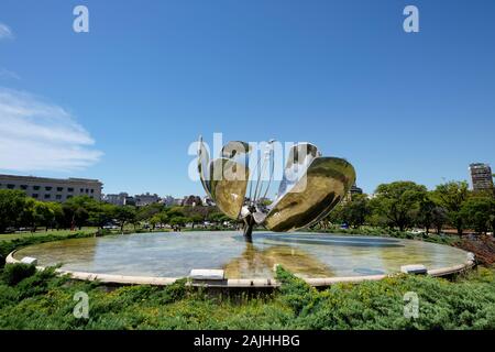 Floralis Genérica ist eine Skulptur aus Stahl und Aluminium in Buenos Aires befindet. Es wiegt 18 Tonnen und ist 23 Meter hoch. Stockfoto