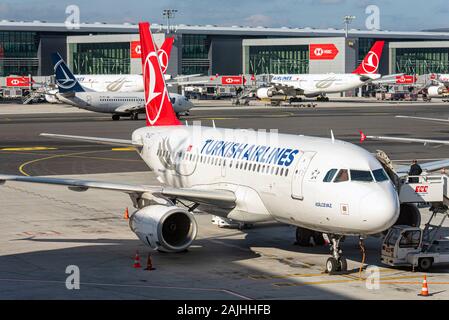 ISTANBUL - Jan 03: Flugzeuge mit Turkish Airlines Logo am neuen Flughafen Istanbul Havalimanı am 03 Januar. 2010 in der Türkei. Stockfoto
