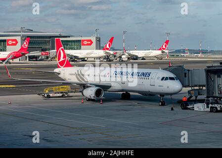 ISTANBUL - Jan 03: Flugzeuge mit Turkish Airlines Logo am neuen Flughafen Istanbul Havalimanı am 03 Januar. 2010 in der Türkei. Stockfoto