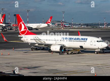 ISTANBUL - Jan 03: Flugzeuge mit Turkish Airlines Logo am neuen Flughafen Istanbul Havalimanı am 03 Januar. 2010 in der Türkei. Stockfoto