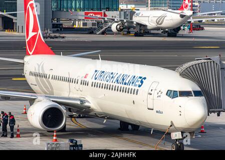 ISTANBUL - Jan 03: Flugzeuge mit Turkish Airlines Logo am neuen Flughafen Istanbul Havalimanı am 03 Januar. 2010 in der Türkei. Stockfoto