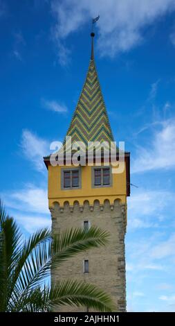 Nahaufnahme und Detailaufnahme des historischen Mangturmturms auf der Insel Lindau, erbaut um 1100 in Süddeutschland am Bodensee oder am Bodensee. Stockfoto