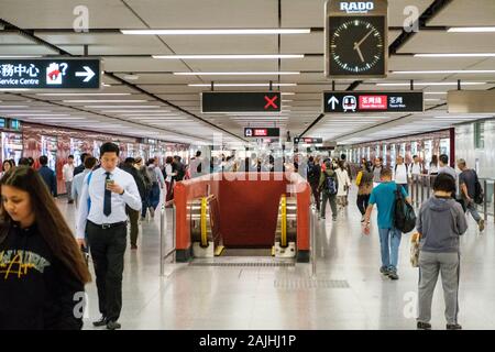 HongKong, China - November, 2019: Menschen zu Fuß innerhalb Central MTR-Bahnhof/U-Bahn U-Bahn Bahnhof in HongKong Stockfoto