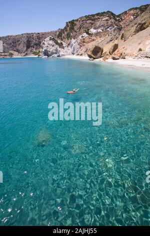 Touristische Schnorcheln, Galazia Nera Bay, polyaigos Insel, Kykladen, Griechenland Stockfoto
