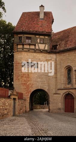 Der mittelalterliche steinerne Torturm, der in das ummauerte Dorf Rothenburg führt, ist ein beliebtes Touristenziel in Deutschland. Stockfoto