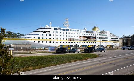 Ungewöhnliche Sichtung eines Luxuskreuzfahrtschiffs namens MS Hamburg im Schloss 5 des Welland-Kanals, der zwei Große Seen, Erie und Ontario miteinander verbindet. Stockfoto