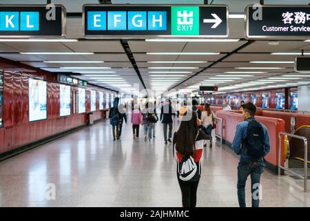 HongKong, China - November, 2019: Menschen zu Fuß innerhalb Central MTR-Bahnhof/U-Bahn U-Bahn Bahnhof in HongKong Stockfoto