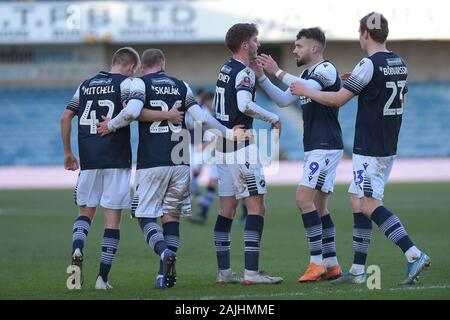 Neue Höhle, London, UK. Am 4. Januar 2020. Ziel Connor Mahoney von millwall Kerben vom Elfmeterpunkt für seine Mannschaften zweite Ziel während der millwall vs Newport County FA Cup 3. Runde Riegel an der neuen Höhle London 4. Januar 2020 - EDITORIAL NUR VERWENDEN Keine Verwendung mit nicht autorisierten Audio-, Video-, Daten-, Spielpläne (außerhalb der EU), Verein/liga Logos oder "live" Dienstleistungen. On-line-in-Verwendung beschränkt auf 45 Bildern (+15 in zusätzliche Zeit). Kein Einsatz zu emulieren, bewegte Bilder. Keine Verwendung in Wetten, Spiele oder einzelne Verein/Liga/player Publikationen/Dienstleistungen - Credit: Martin Dalton/Alamy Live News Credit: MARTIN DALTON/Alamy Live Neue Stockfoto