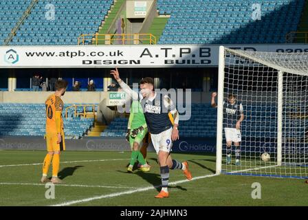 Neue Höhle, London, UK. Am 4. Januar 2020. Ziel Tom Bradshaw von millwall Kerben das dritte Ziel während der millwall Newport County FA Cup 3. Runde Riegel an der neuen Höhle London 4. Januar 2020 - EDITORIAL NUR VERWENDEN Keine Verwendung mit nicht autorisierten Audio-, Video-, Daten vs, Spielpläne (außerhalb der EU), Verein/liga Logos oder "live" Dienstleistungen. On-line-in-Verwendung beschränkt auf 45 Bildern (+15 in zusätzliche Zeit). Kein Einsatz zu emulieren, bewegte Bilder. Keine Verwendung in Wetten, Spiele oder einzelne Verein/Liga/player Publikationen/Dienstleistungen - Credit: Martin Dalton/Alamy Live News Credit: MARTIN DALTON/Alamy leben Nachrichten Stockfoto