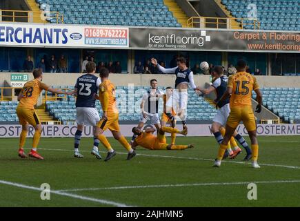 Neue Höhle, London, UK. Am 4. Januar 2020. Jake Cooper von Millwall verliert fast sein T-Shirt bei seinem Angriff auf Ziel während der millwall Newport County FA Cup 3. Runde Riegel an der neuen Höhle London 4. Januar 2020 - EDITORIAL NUR VERWENDEN Keine Verwendung mit nicht autorisierten Audio-, Video-, Daten-, Spielpläne (außerhalb der EU), Verein/liga Logos vs oder "live" Dienstleistungen. On-line-in-Verwendung beschränkt auf 45 Bildern (+15 in zusätzliche Zeit). Kein Einsatz zu emulieren, bewegte Bilder. Keine Verwendung in Wetten, Spiele oder einzelne Verein/Liga/player Publikationen/Dienstleistungen - Credit: Martin Dalton/Alamy Live News Credit: MARTIN DALTON/Alamy leben Nachrichten Stockfoto