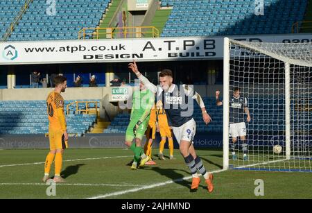 Neue Höhle, London, UK. Am 4. Januar 2020. Ziel Tom Bradshaw von millwall Kerben das dritte Ziel während der millwall Newport County FA Cup 3. Runde Riegel an der neuen Höhle London 4. Januar 2020 - EDITORIAL NUR VERWENDEN Keine Verwendung mit nicht autorisierten Audio-, Video-, Daten vs, Spielpläne (außerhalb der EU), Verein/liga Logos oder "live" Dienstleistungen. On-line-in-Verwendung beschränkt auf 45 Bildern (+15 in zusätzliche Zeit). Kein Einsatz zu emulieren, bewegte Bilder. Keine Verwendung in Wetten, Spiele oder einzelne Verein/Liga/player Publikationen/Dienstleistungen - Credit: Martin Dalton/Alamy Live News Credit: MARTIN DALTON/Alamy leben Nachrichten Stockfoto