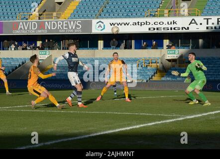 Neue Höhle, London, UK. Am 4. Januar 2020. Ziel Tom Bradshaw von millwall Kerben das dritte Ziel während der millwall Newport County FA Cup 3. Runde Riegel an der neuen Höhle London 4. Januar 2020 - EDITORIAL NUR VERWENDEN Keine Verwendung mit nicht autorisierten Audio-, Video-, Daten vs, Spielpläne (außerhalb der EU), Verein/liga Logos oder "live" Dienstleistungen. On-line-in-Verwendung beschränkt auf 45 Bildern (+15 in zusätzliche Zeit). Kein Einsatz zu emulieren, bewegte Bilder. Keine Verwendung in Wetten, Spiele oder einzelne Verein/Liga/player Publikationen/Dienstleistungen - Credit: Martin Dalton/Alamy Live News Credit: MARTIN DALTON/Alamy leben Nachrichten Stockfoto