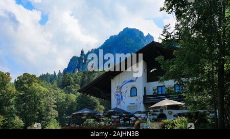 Blick auf das märchenhafte Schloss von Mad König Ludwig von Bayern, Neuschwanstein auf den Berg, von der Touristenstadt Hohenschwangau aus gesehen. Stockfoto