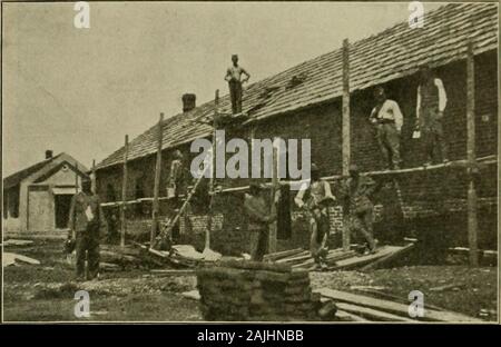 Fleckfieber: insbesondere in bezug auf die serbischen Epidemie. . Abb. 2. Zurück zu dressing Zelt PLATTE XIII. Abb. 1. Bau der Entlausung Anlage mit österreichischen Strafvollzugsanstalten Stockfoto