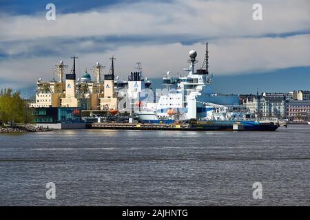 Blick auf icebreaker Flotte in der Nähe der Hauptstadt von Finnland Helsinki mit seinen Inseln und Häfen Stockfoto