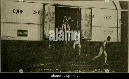 Fleckfieber: insbesondere in bezug auf die serbischen Epidemie. . Abb. 2. Männer verlassen Zelt vor dem Baden PLATTE XII. Abb. 1. Verlassen hat Stockfoto