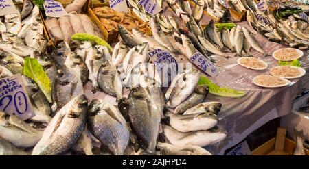 Frische Fische auf dem Markt, Kemeralti, Izmir, Türkei Stockfoto