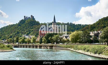 Rheinlandschaft mit der historischen Touristenstadt Oberwesel mit imposanter Liebfrauenkirche in der Stadt und der Burg Schonburg auf dem Hügel. Stockfoto